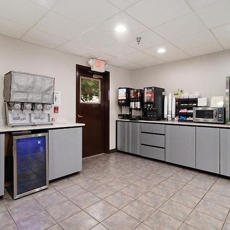 Microtel Inn And Suites Manistee Buitenkant foto