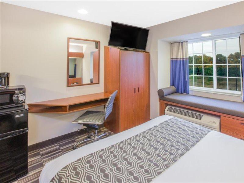 Microtel Inn And Suites Manistee Buitenkant foto