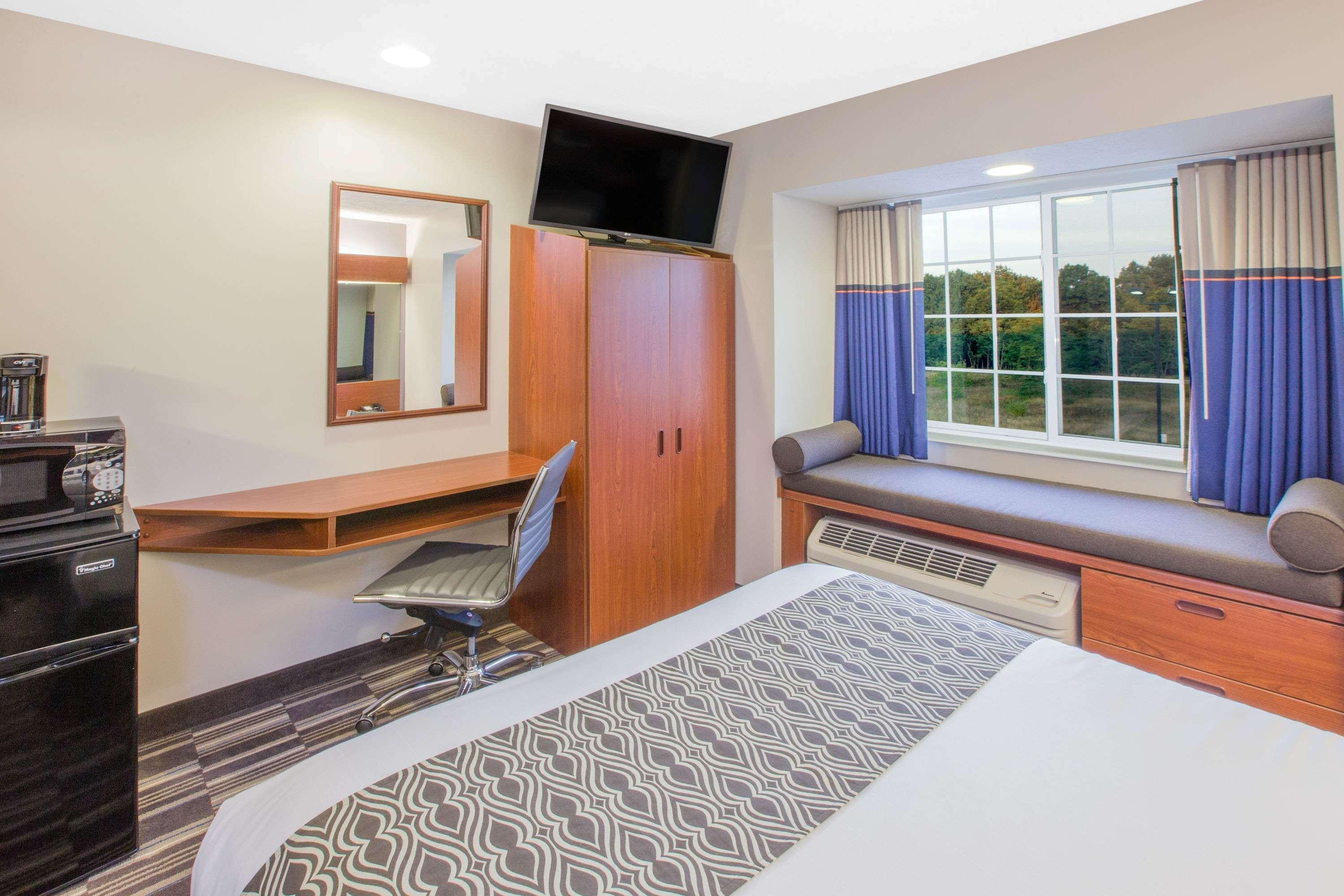 Microtel Inn And Suites Manistee Buitenkant foto