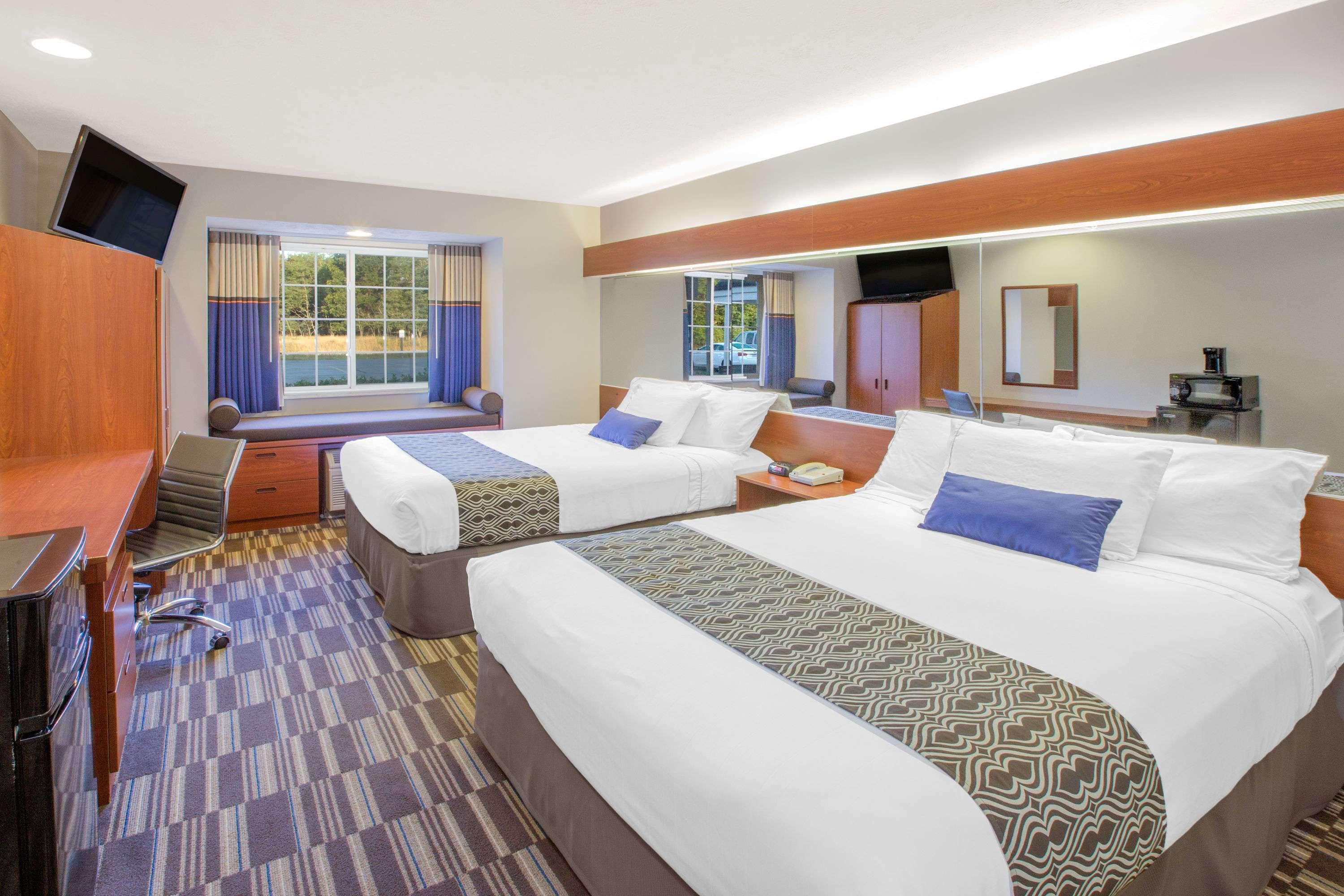 Microtel Inn And Suites Manistee Buitenkant foto