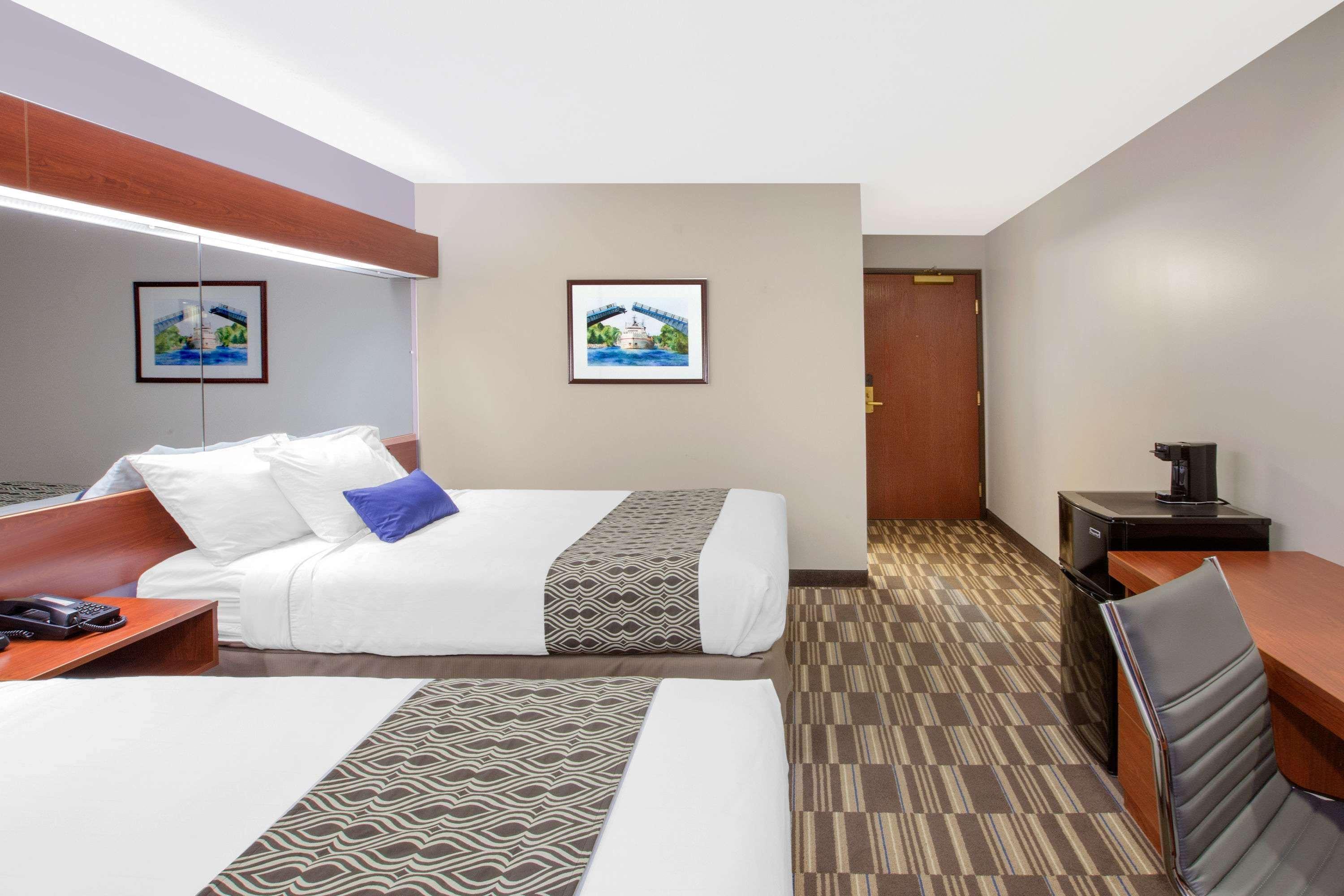 Microtel Inn And Suites Manistee Buitenkant foto