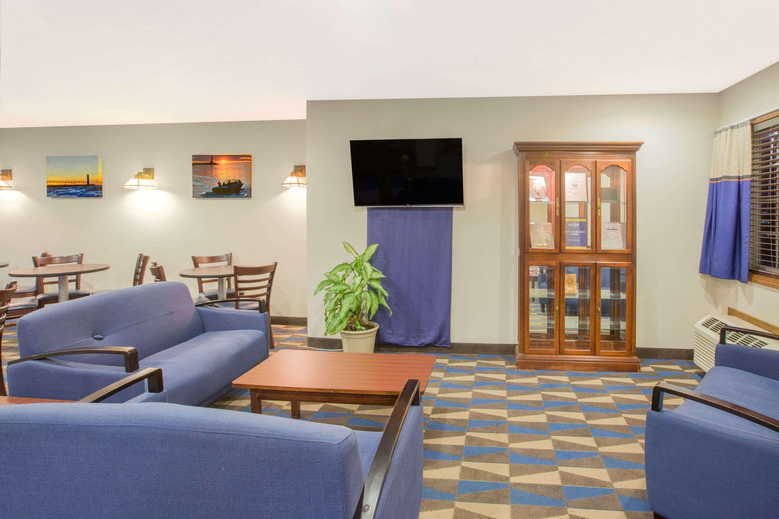 Microtel Inn And Suites Manistee Buitenkant foto