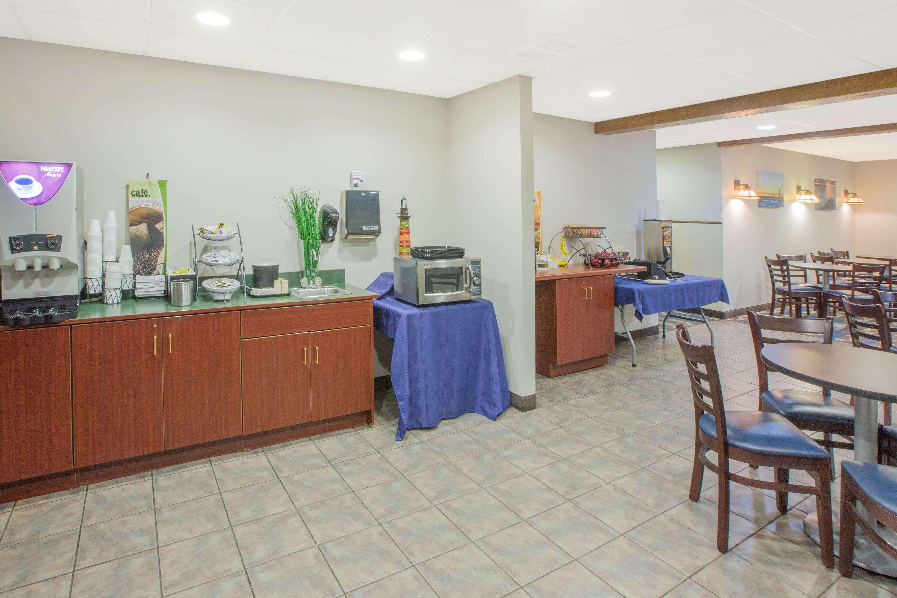 Microtel Inn And Suites Manistee Buitenkant foto