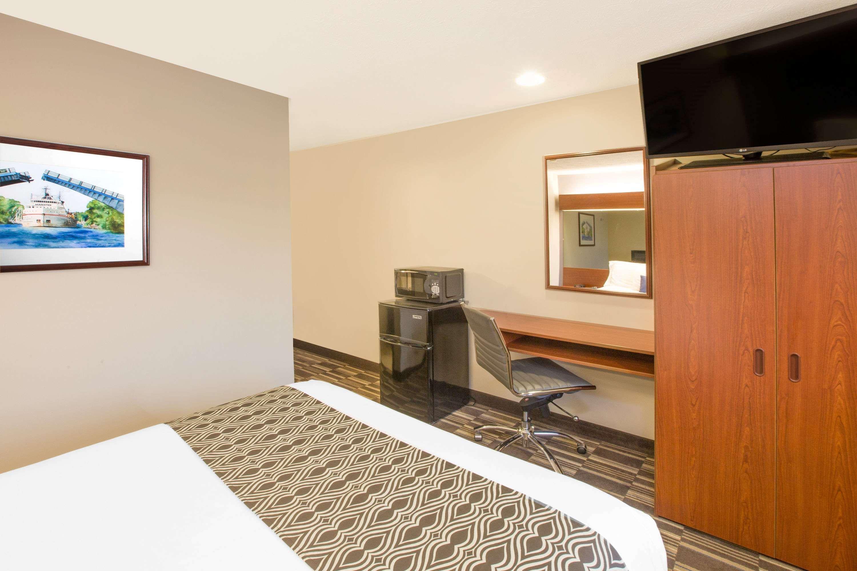 Microtel Inn And Suites Manistee Buitenkant foto