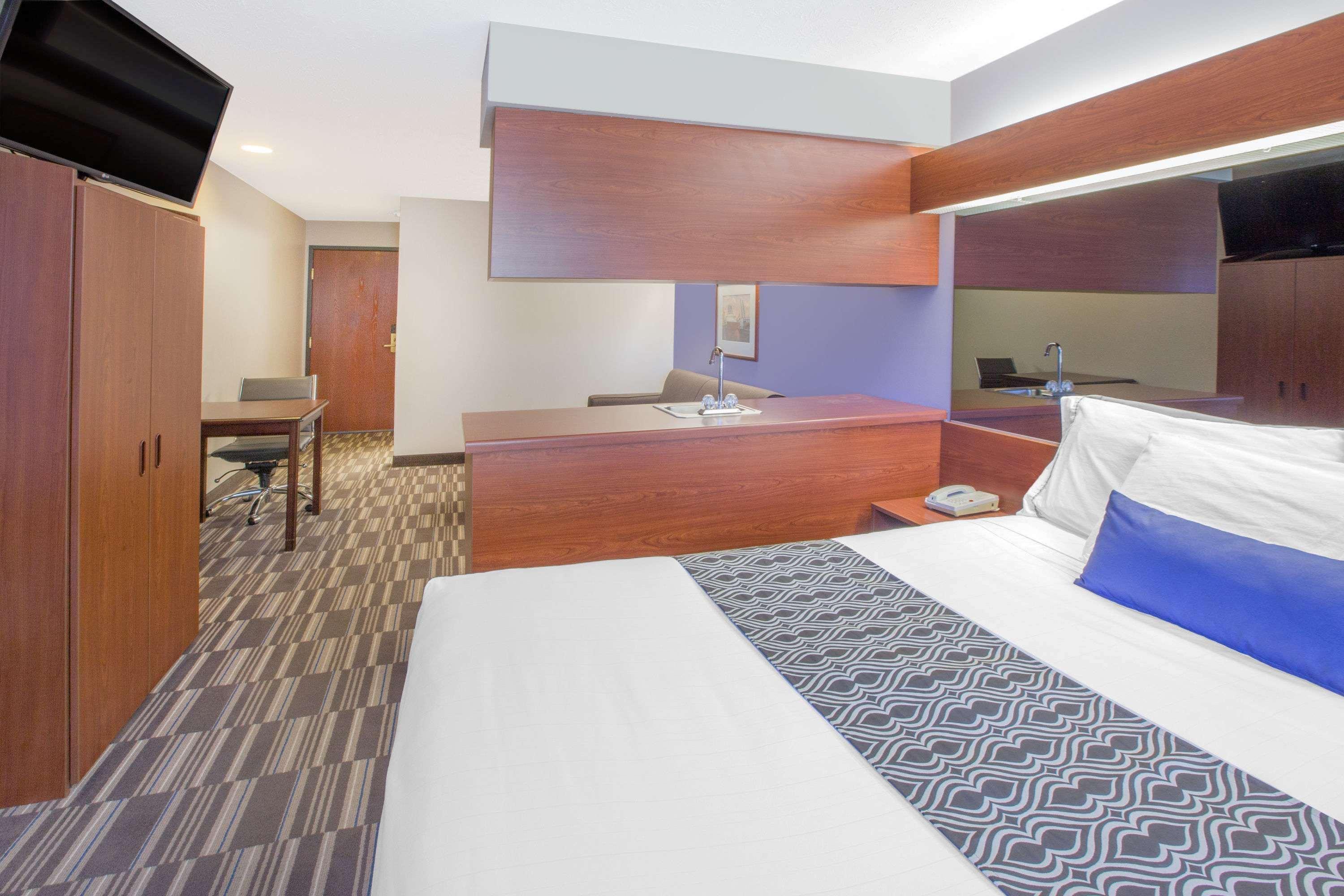 Microtel Inn And Suites Manistee Buitenkant foto