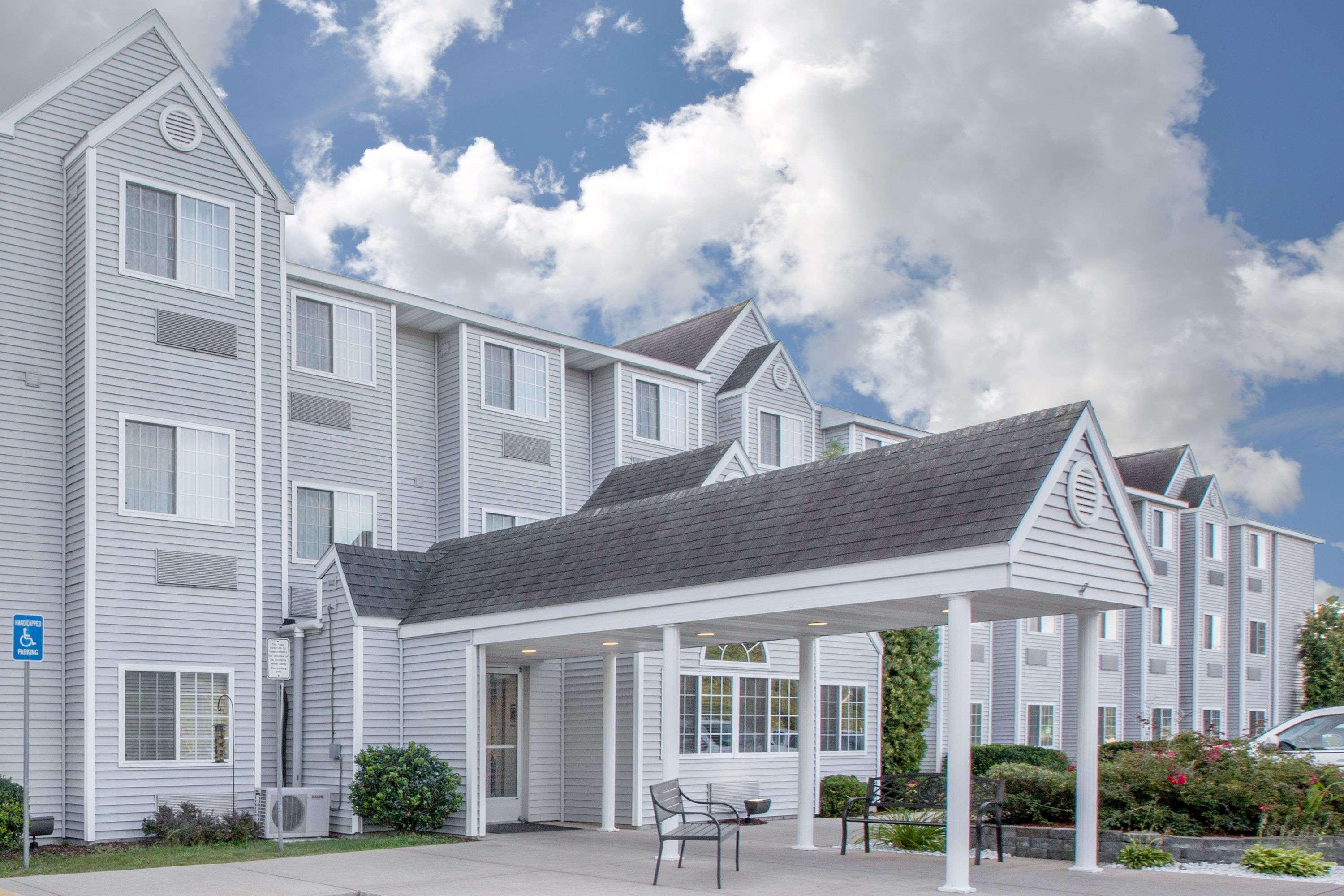 Microtel Inn And Suites Manistee Buitenkant foto