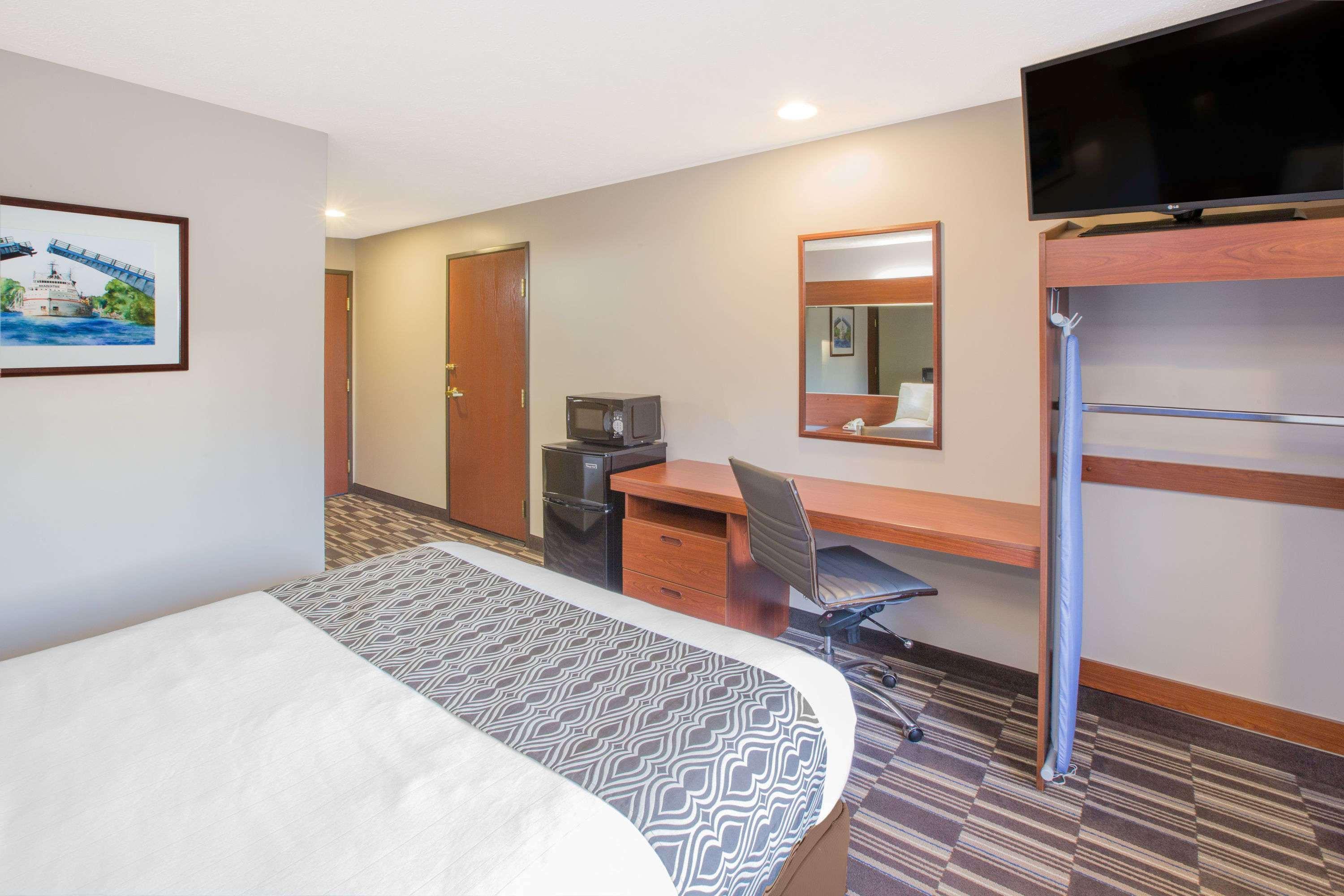 Microtel Inn And Suites Manistee Buitenkant foto