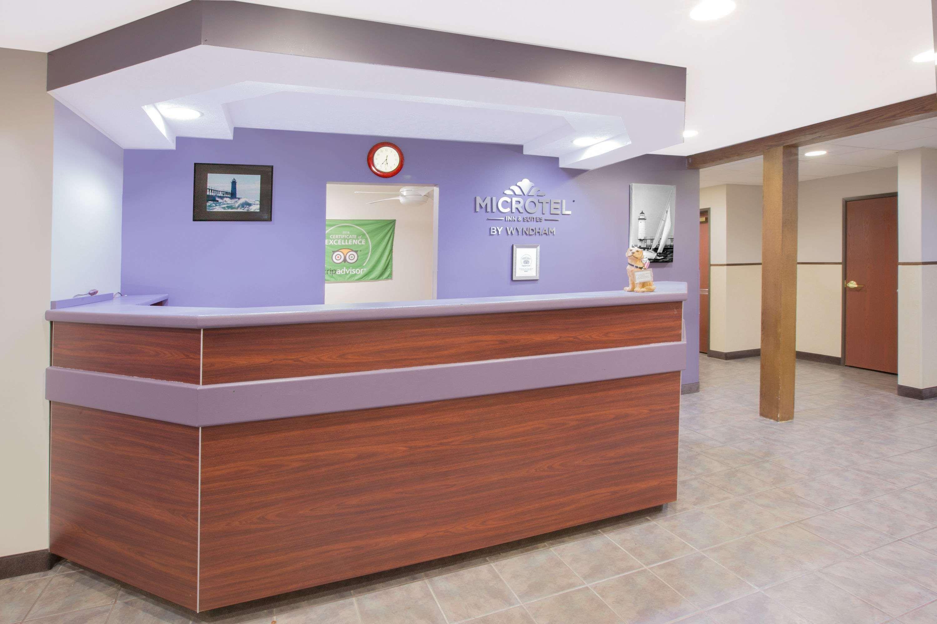 Microtel Inn And Suites Manistee Buitenkant foto