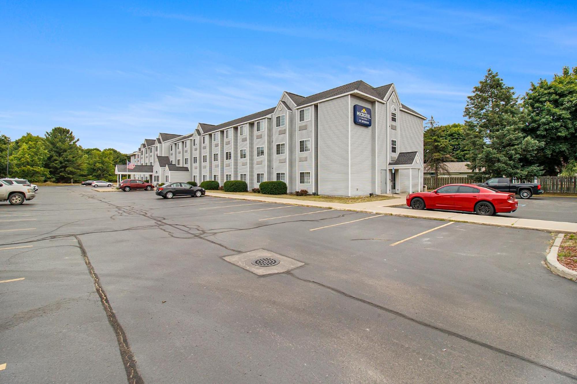 Microtel Inn And Suites Manistee Buitenkant foto
