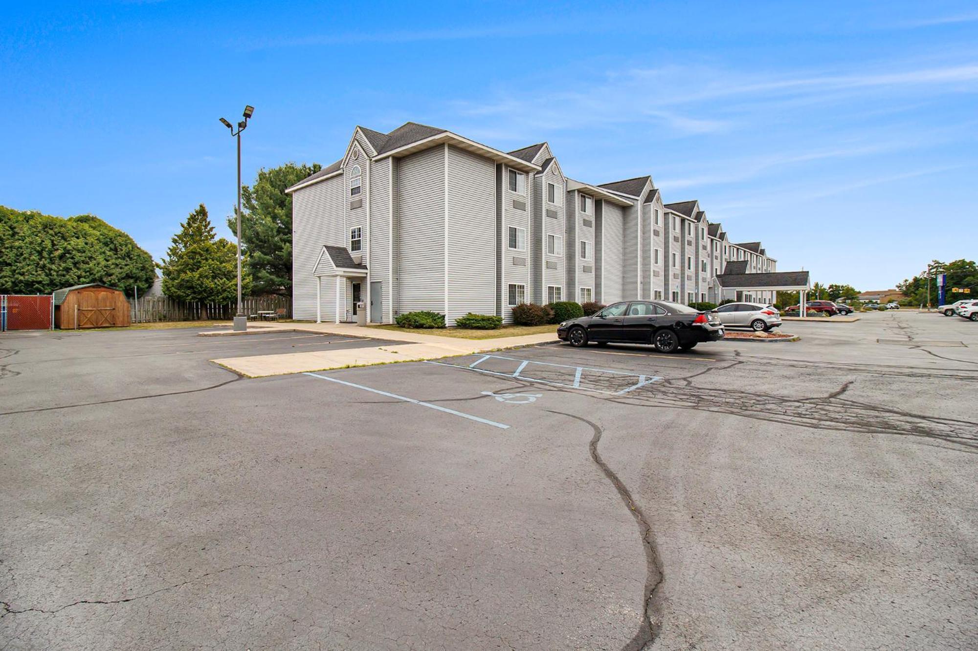 Microtel Inn And Suites Manistee Buitenkant foto