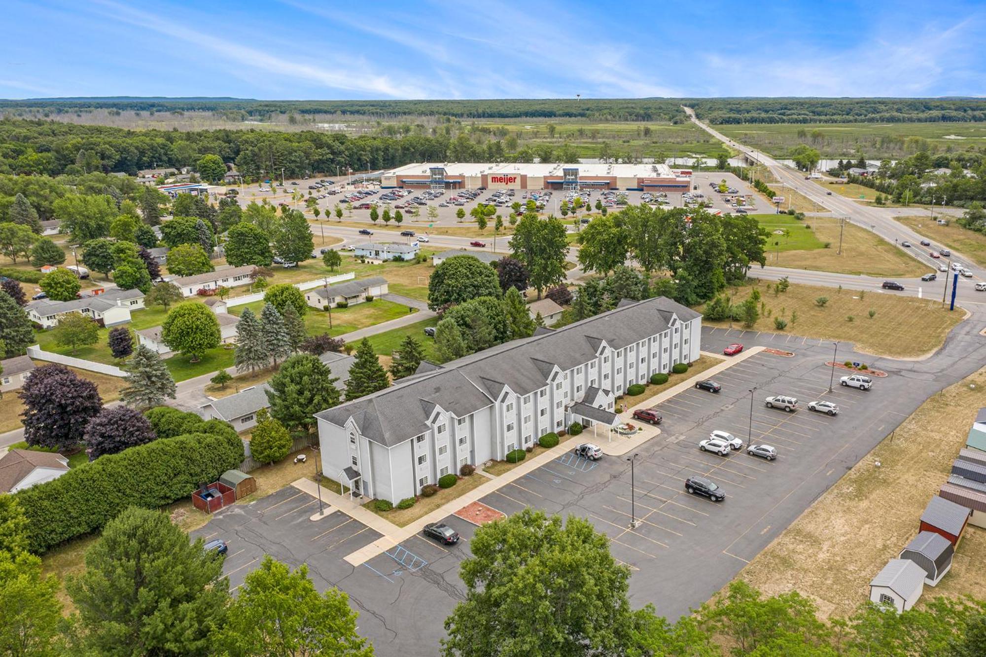 Microtel Inn And Suites Manistee Buitenkant foto