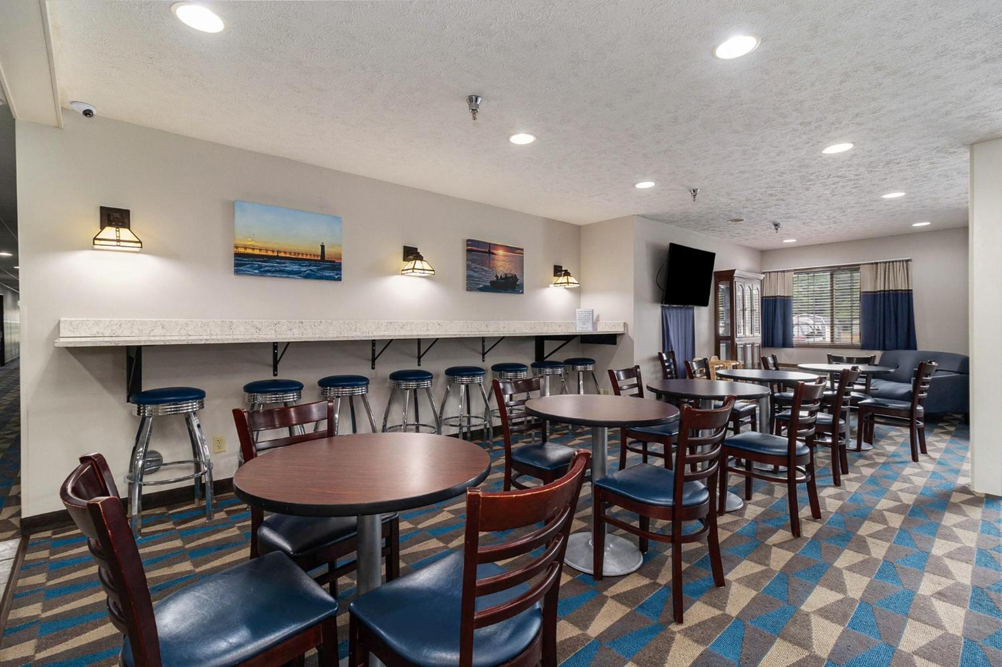 Microtel Inn And Suites Manistee Buitenkant foto