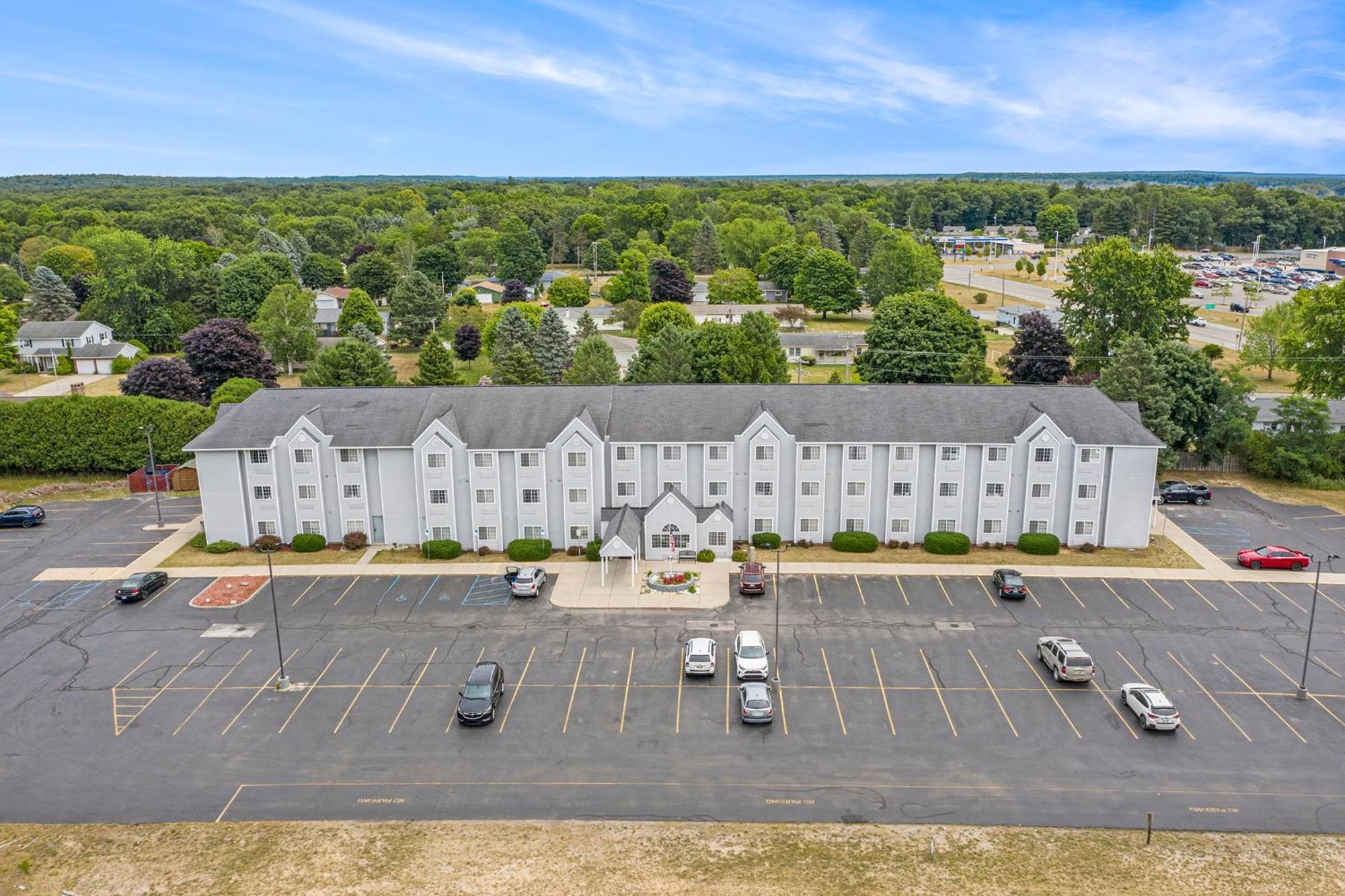 Microtel Inn And Suites Manistee Buitenkant foto