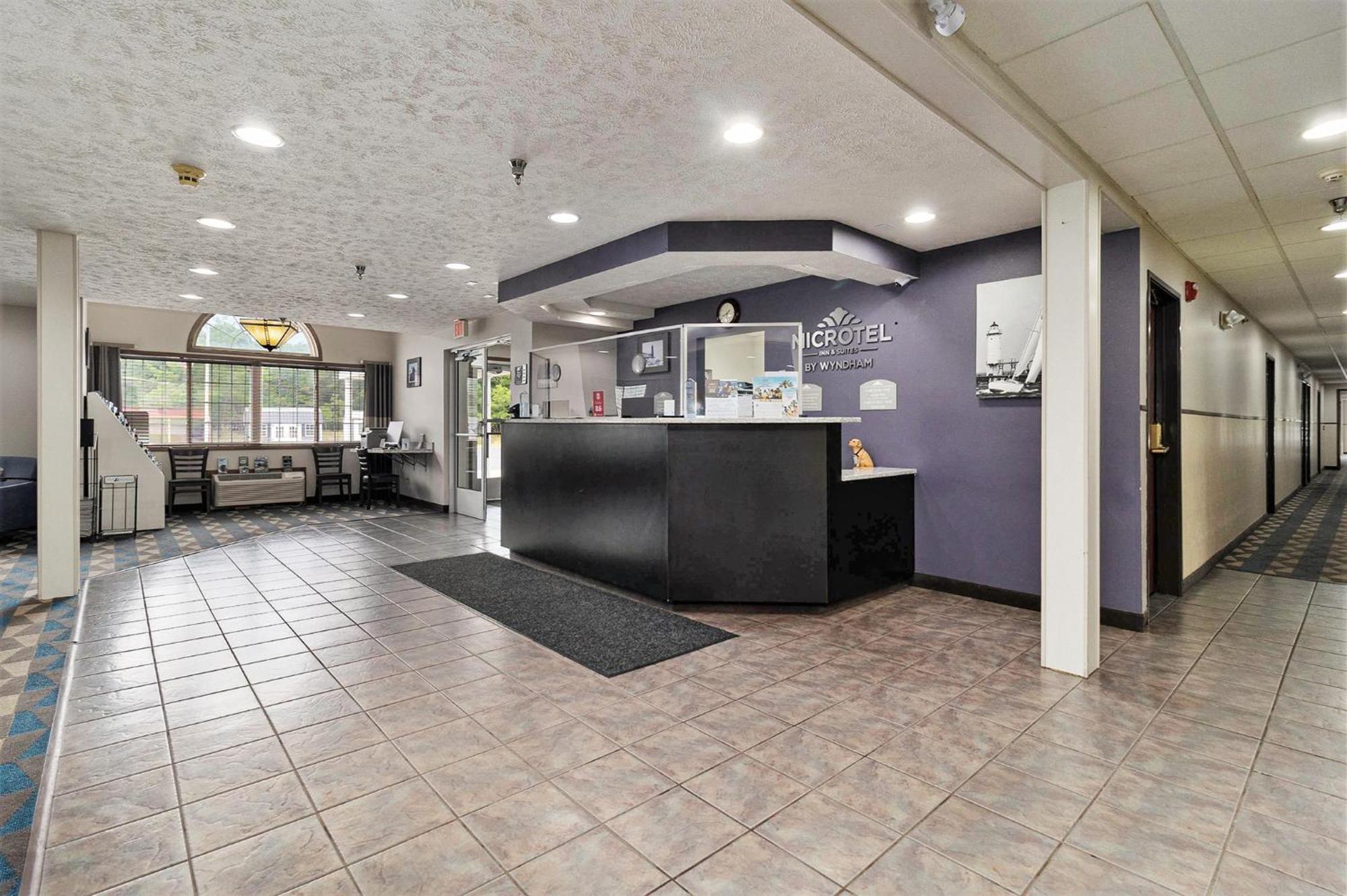 Microtel Inn And Suites Manistee Buitenkant foto