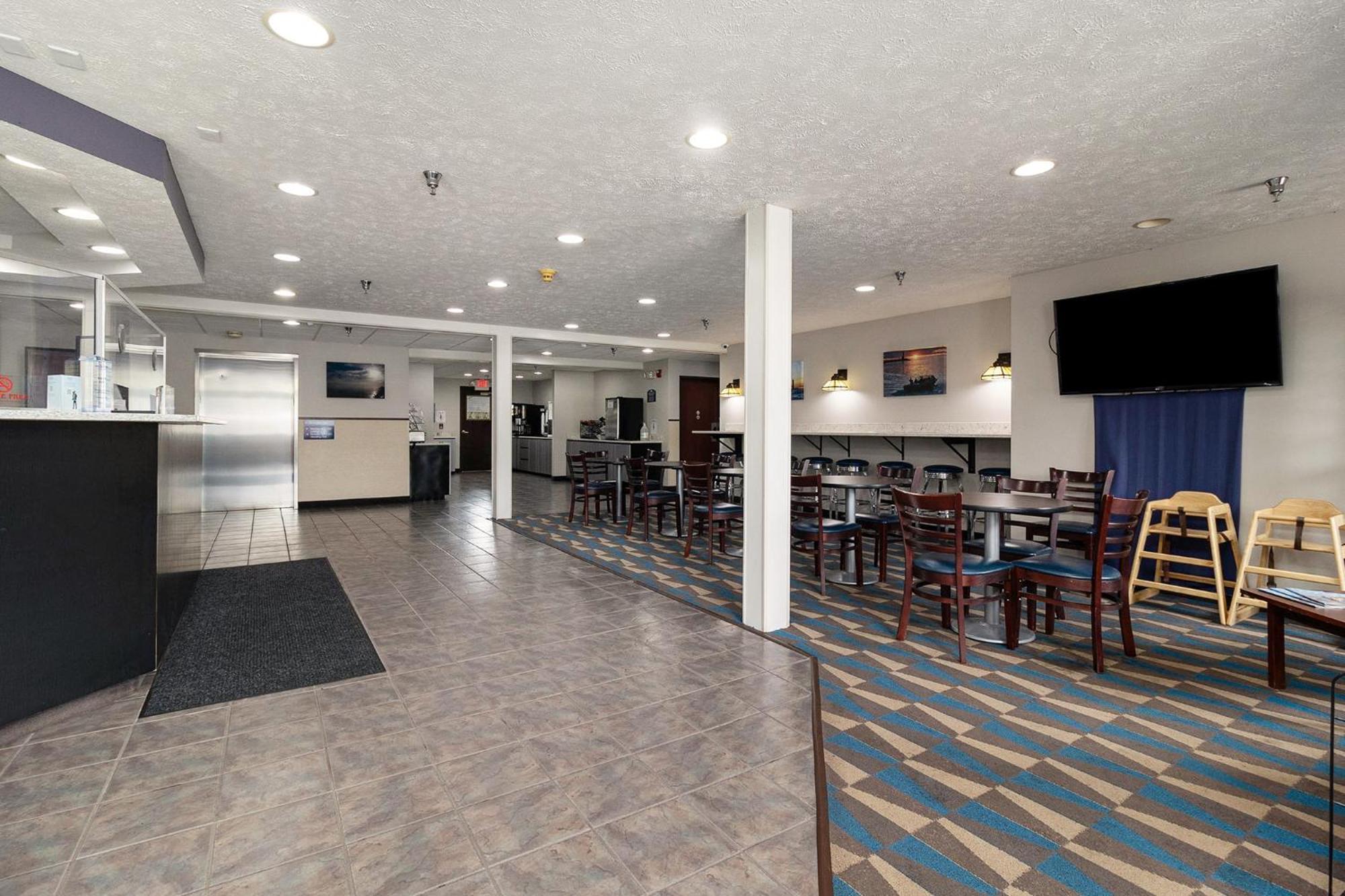 Microtel Inn And Suites Manistee Buitenkant foto