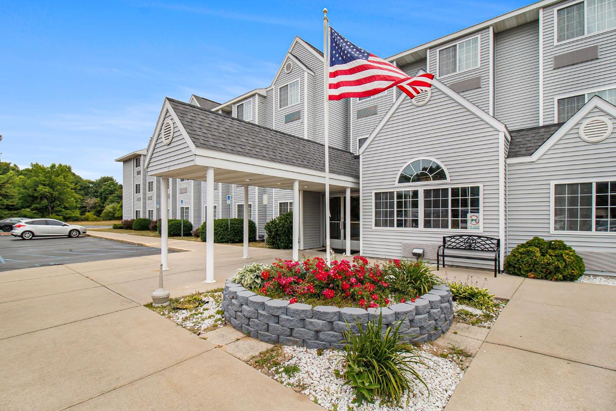 Microtel Inn And Suites Manistee Buitenkant foto
