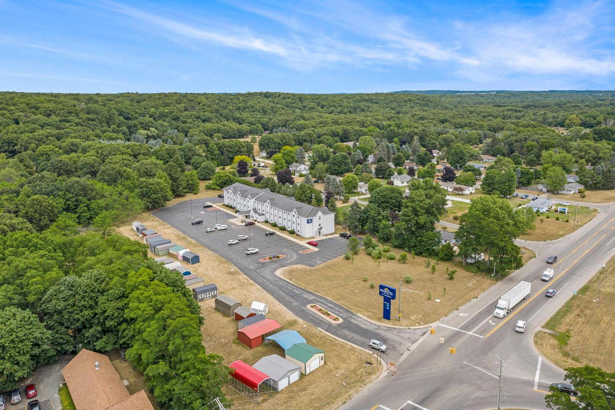 Microtel Inn And Suites Manistee Buitenkant foto