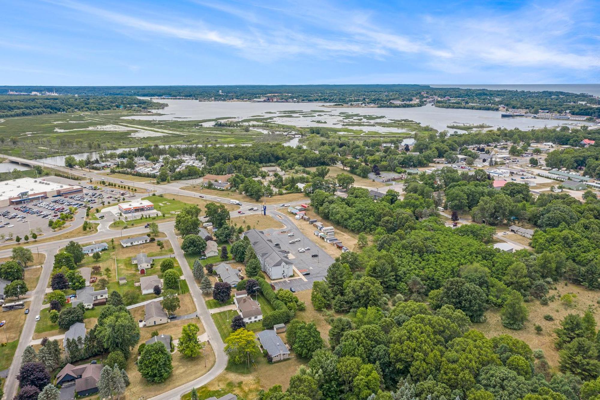 Microtel Inn And Suites Manistee Buitenkant foto