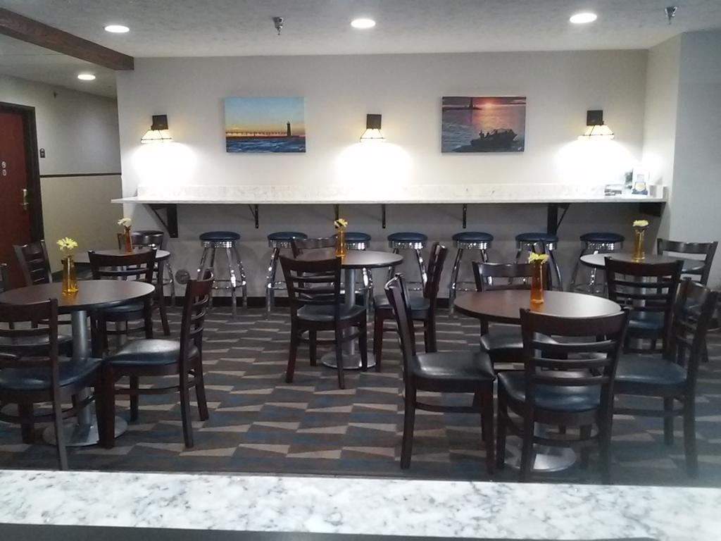Microtel Inn And Suites Manistee Buitenkant foto