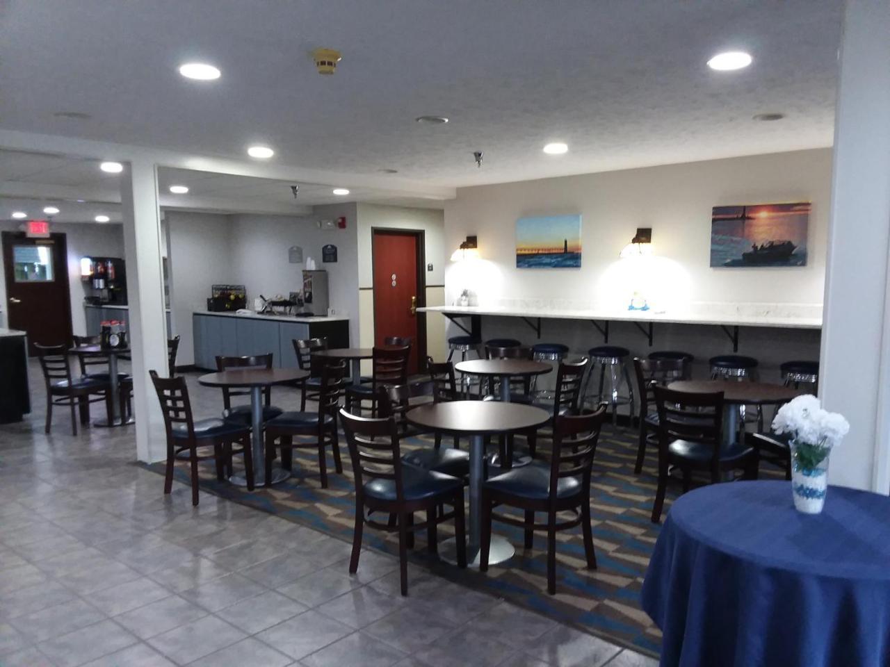 Microtel Inn And Suites Manistee Buitenkant foto